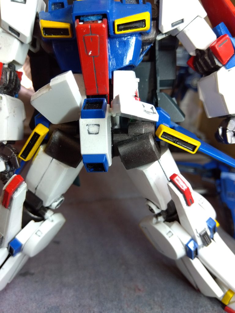 股関節は、Sガンダムの設定を参考に、横角棒にコの字型のパーツが被さる構造に改造。開脚しても、サイドアーマーが上がって行きません。