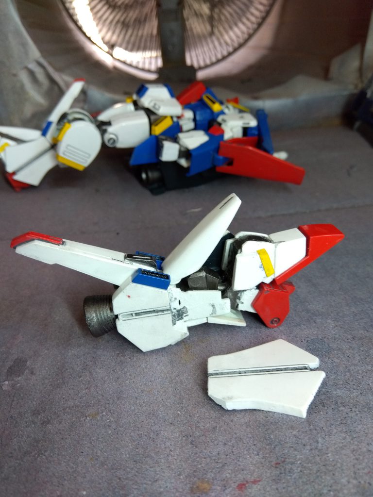 脛は、昔の1/100や旧HGと同じ構造で、つま先もたためるようにしました。脇のカバーは、ネオジム磁石で取り付けられるようにして有ります。
