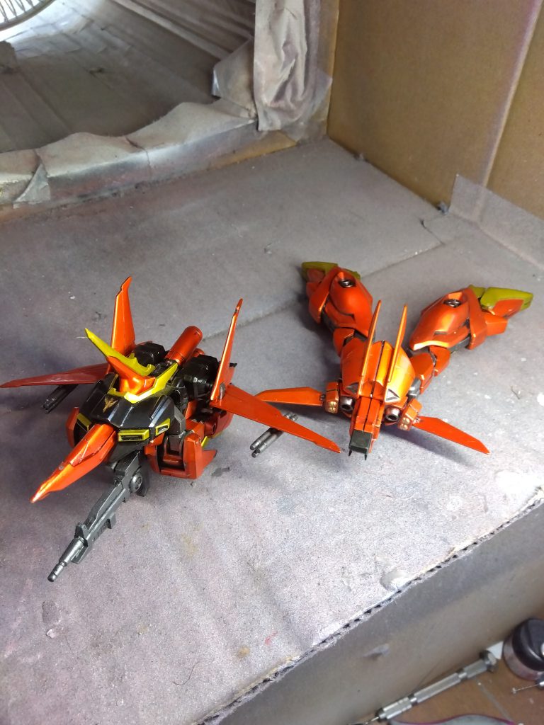 変形機能も手付かずですが、発売時期を考えると、なかなかにオーパーツなキットだったんですね。ちなみに、サイドアーマーの構成を変更して、ミサイルが前方を向くようにしてあります。