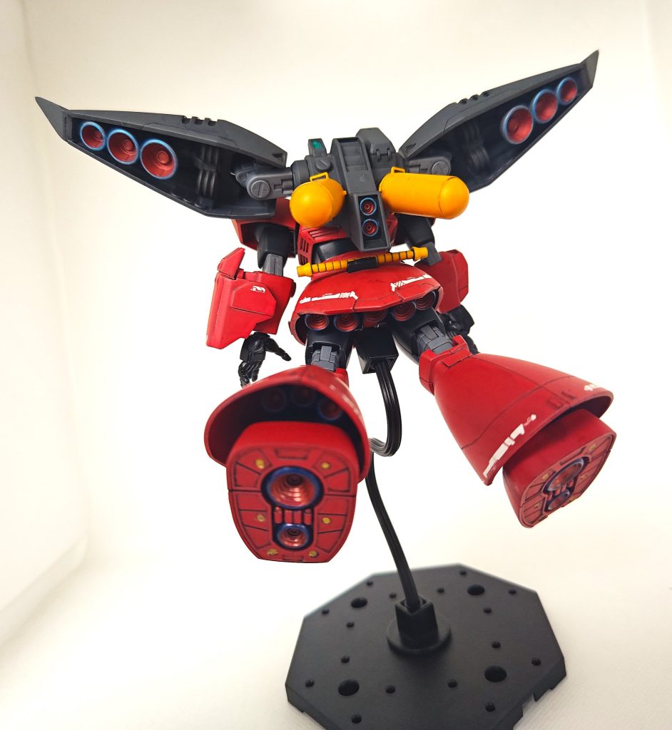 ブースター類は、ペン先が筆状になっているメタリックマーカーで塗装しました。この作業がとても愉しい(笑)06R的な・・・バックショットの方が絵になる機体です。