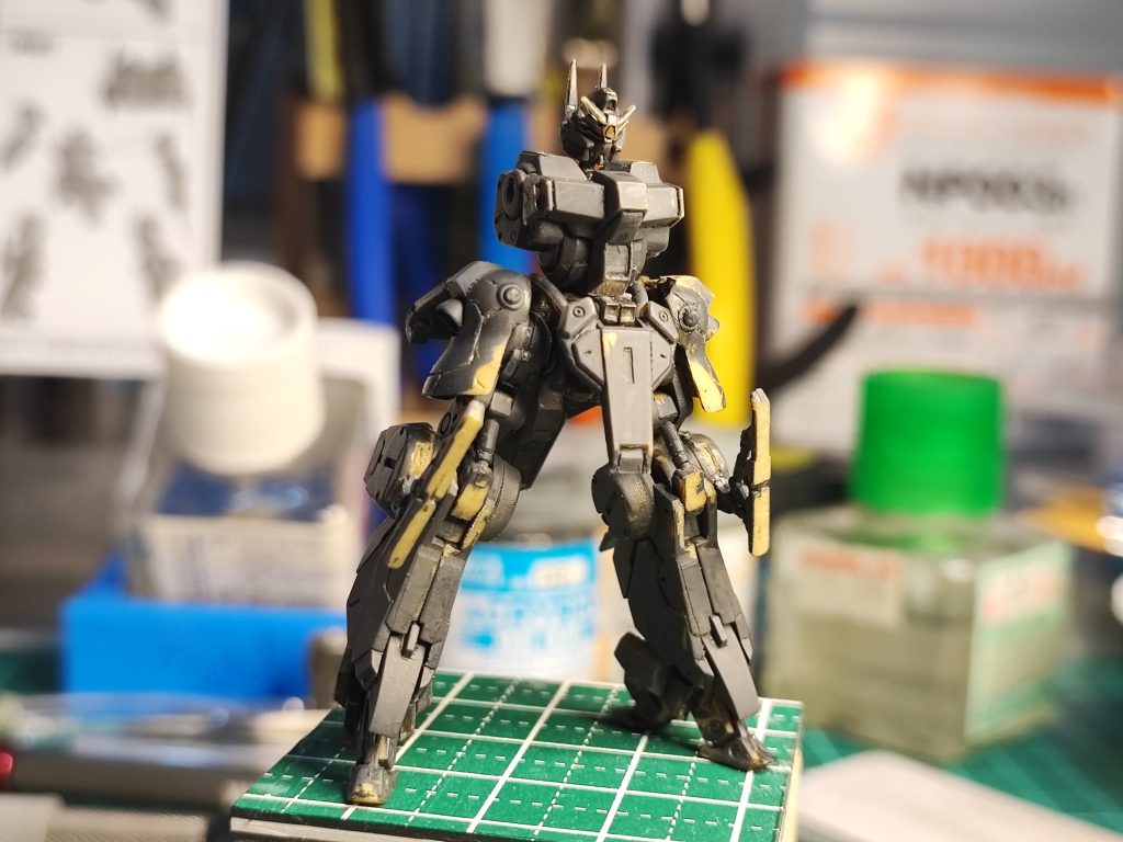 サフ代わりのアクリジョンベースカラーと各所の掘り直し、ゲート処理など