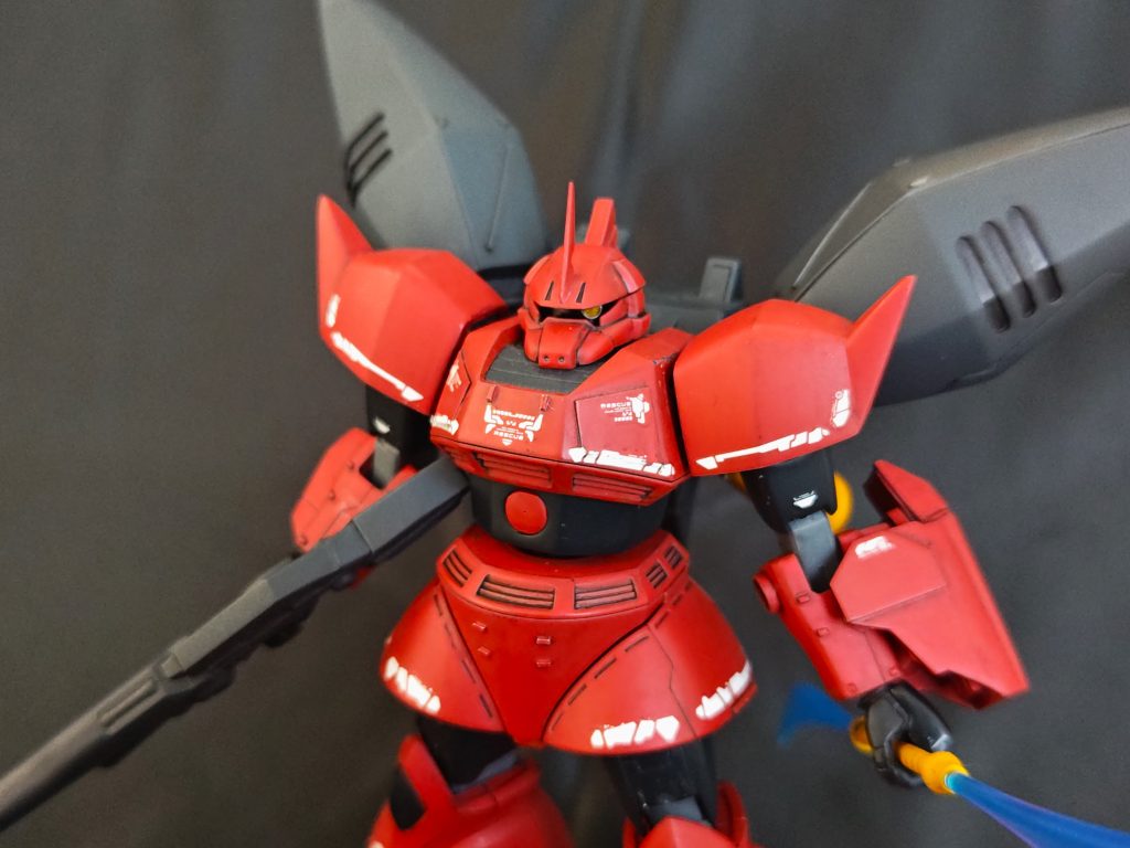 モノアイレールをプラ板に置き換えまして、モノアイもHアイズ化。不格好ですが、バックラーシールドは自作です。