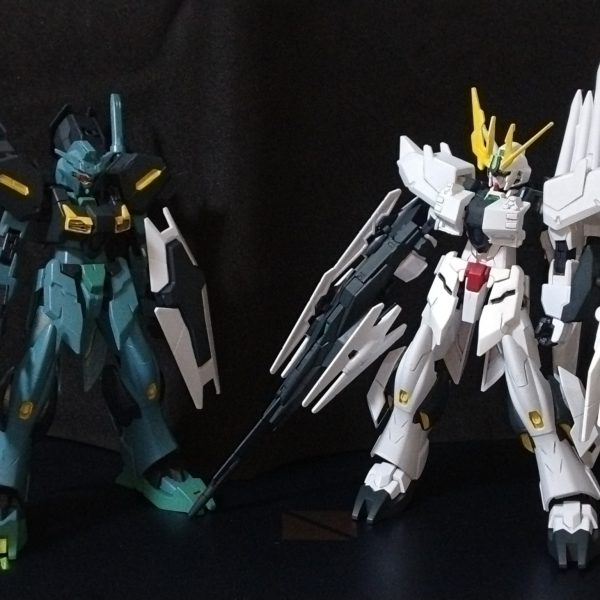 「オレフェイクνガンダム」ことImitated Nu Gundam :2 Type Full-Armor / Double Fin-Funnel ぼちぼち固まってきました。ロマンだけのフェイクνガンダムベースのHWSモドキです。バランス悪すぎて笑えます。乾燥待ちと目のリセットにちょっとだけ寝かせてリタッチやらしようと思います。（2枚目）