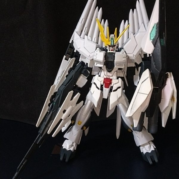 「オレフェイクνガンダム」ことImitated Nu Gundam :2 Type Full-Armor / Double Fin-Funnel ぼちぼち固まってきました。ロマンだけのフェイクνガンダムベースのHWSモドキです。バランス悪すぎて笑えます。乾燥待ちと目のリセットにちょっとだけ寝かせてリタッチやらしようと思います。（4枚目）