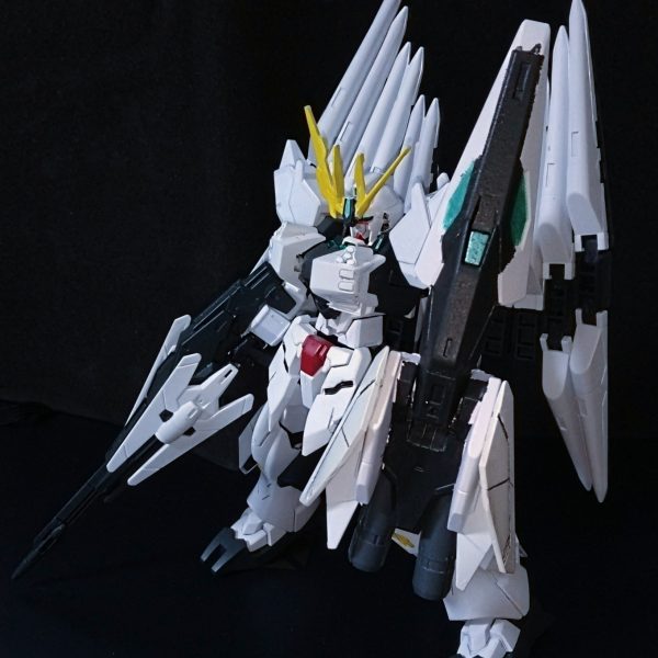 「オレフェイクνガンダム」ことImitated Nu Gundam :2 Type Full-Armor / Double Fin-Funnel ぼちぼち固まってきました。ロマンだけのフェイクνガンダムベースのHWSモドキです。バランス悪すぎて笑えます。乾燥待ちと目のリセットにちょっとだけ寝かせてリタッチやらしようと思います。（3枚目）