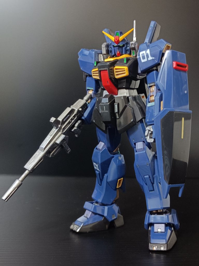 ティターンズブルーは調色難しそうなので、成型色のパーツを磨いて鏡面仕上げしてます✨️フレームはゴールド、グレーなどで塗り分け、ライフルはガンメタで、ツインアイは蛍光グリーンで塗りました😌