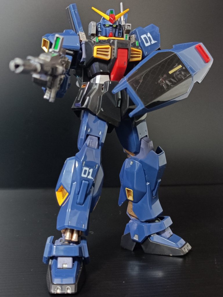 塗装ハゲの心配ないのでガシガシ動かして良いのですが、これといった特徴のあるポージングが浮かばず…ライフルを構えるだけの単調なポージングになってしまいました(zaku-kao2)シールドの黒いところが汚れてる…磨きが甘かったか…