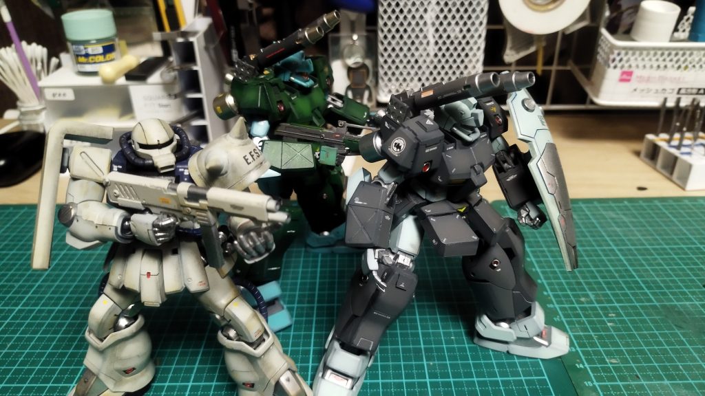 キャノン2機はそろえたかったので、たまたま店頭で１機手に入れることが出来き、もう１機は、息子が飾っていた物を譲ってもらいました。こうやって編隊を組んで飾るのもいいですね。