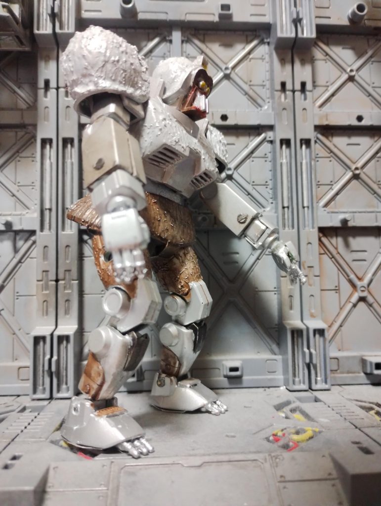 サイド2の廃コロニー「タタラ」での作業用モビルワーカー、という空想でそれっぽくつくりました。頭：FGザクの肩顔：HGνガンダムの胸パーツ(B-24)、額はプラバン、目は爪楊枝胸：旧キットガンキャノン肩：MSVグフ腕と腰：旧キットジム脚：FGザク（ひざ下は前腕）足：HGガンダムを使用。各部にパテを塗ってそれっぽくしました。