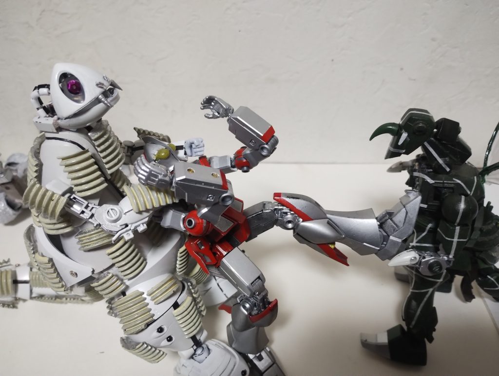 2体のモビルスーツに挟まれ苦戦。負けるなウルトラガンダム！