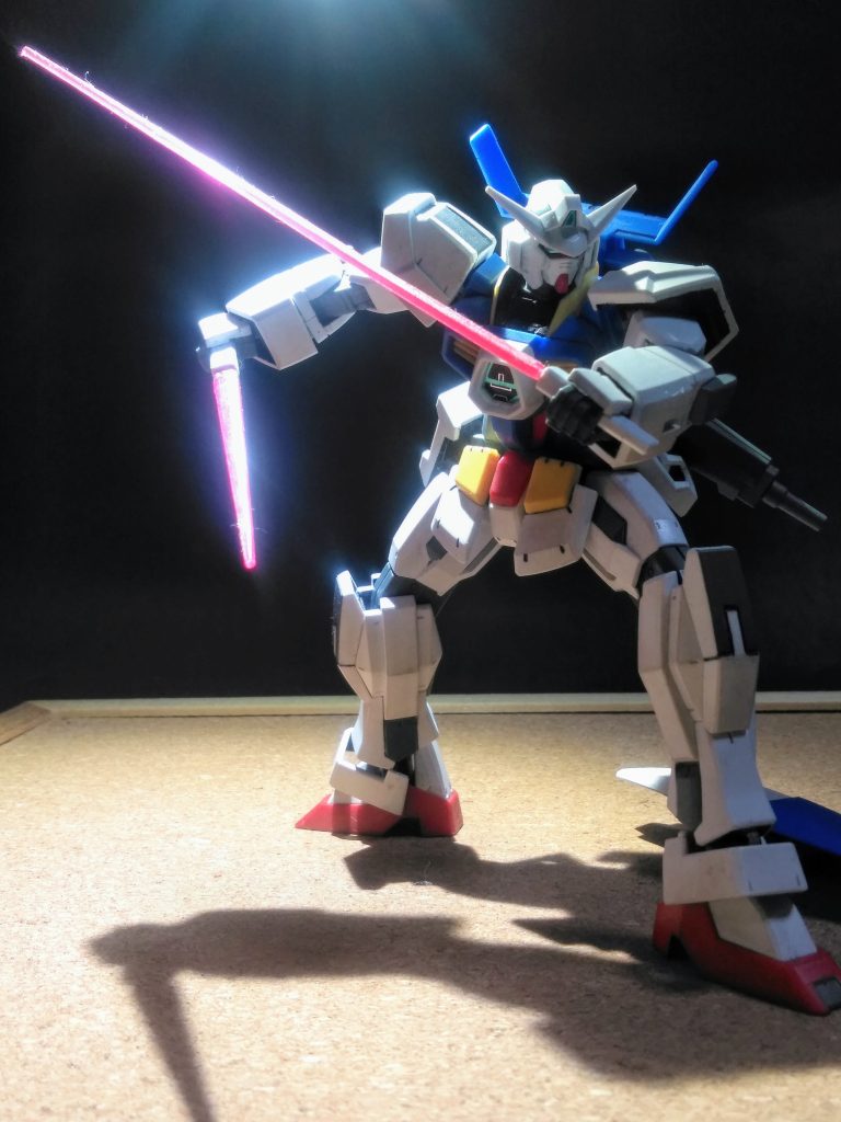 ンでは！ビーム サーベル抜刀‼️｢｢｢いっき！マーースッ❗｣｣｣ 『AGE シリーズ』のビーム サーベルもチョッと一癖アルようですね 🤨？解説的には👇【ビームを刀剣状に収束して対象を溶断する『ガンダム シリーズ』おなじみの近接用の斬撃武器。電磁束帯された荷電粒子であり、サーベルのみならずリング状に変化させる場合もあるとか。なお、ビームサーベル同士で斬り結ぶことも可能だが、何故純粋なエネルギーの塊であるはずのビーム サーベル同士が反発し合うのかは実はよくわかっていない。】・・・まぁ、ヨク判ってないのは何時もの事かな 😟ﾔﾚﾔﾚ