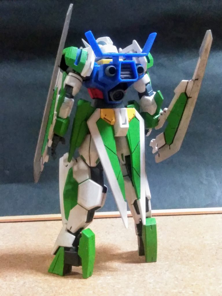 コノ子の素性なんですが 🤗【『ガンダム AGE-1』の換装形態の1つで、『AGEシステム』によって生み出された『ガンダム AGE-1 スパロー』の発展型。『スパロー』の主兵装である『シグルブレイド』が磨耗しやすいという欠点を克服すべく、各部に実体剣『レイザー ブレイド』を装備している。】『スパロー』は製品化してイルので、見掛けた事が在りますかねぇ 🙄？