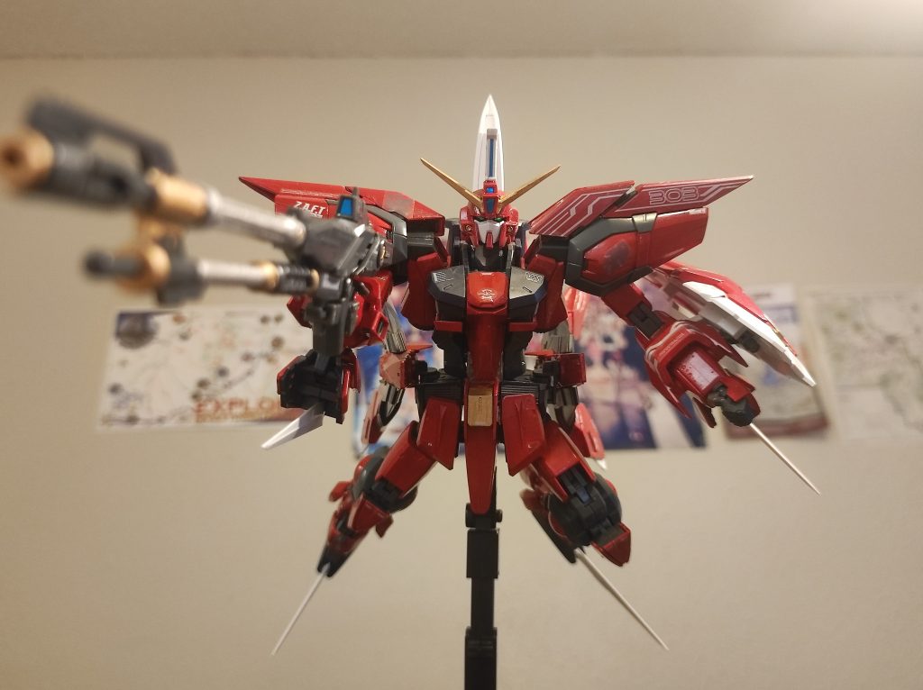 奪取したばかりのイージスガンダムを搭乗して小隊長として先に敵を攻撃するアスラン。