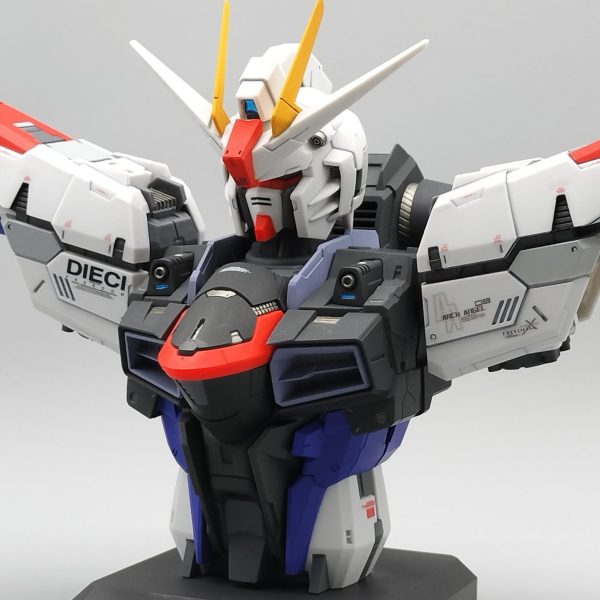 フリーダムガンダム胸像