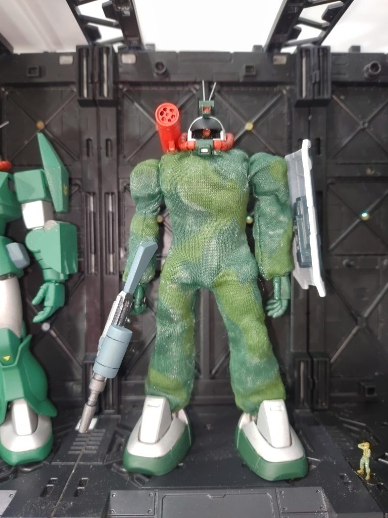 正面お腹まわりと足に若干の綿を詰め込み見た目を良くしてます。