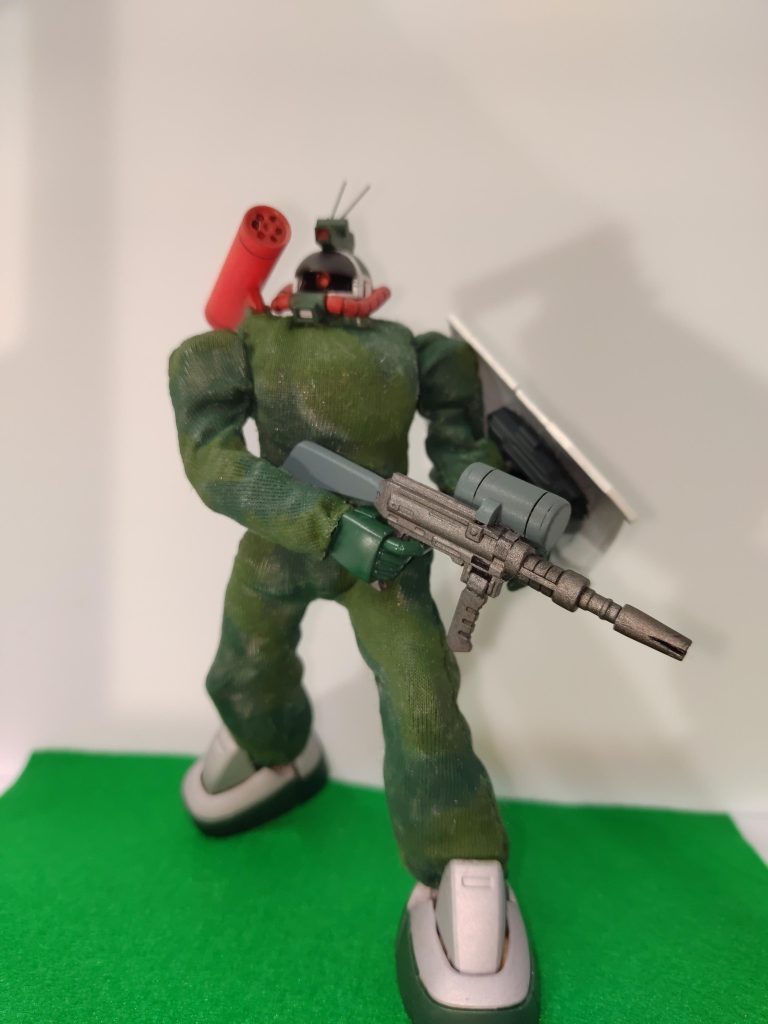 アクション生地の反発が若干ありますので、ポーズは取りづらいですが動かすことは出来ます。