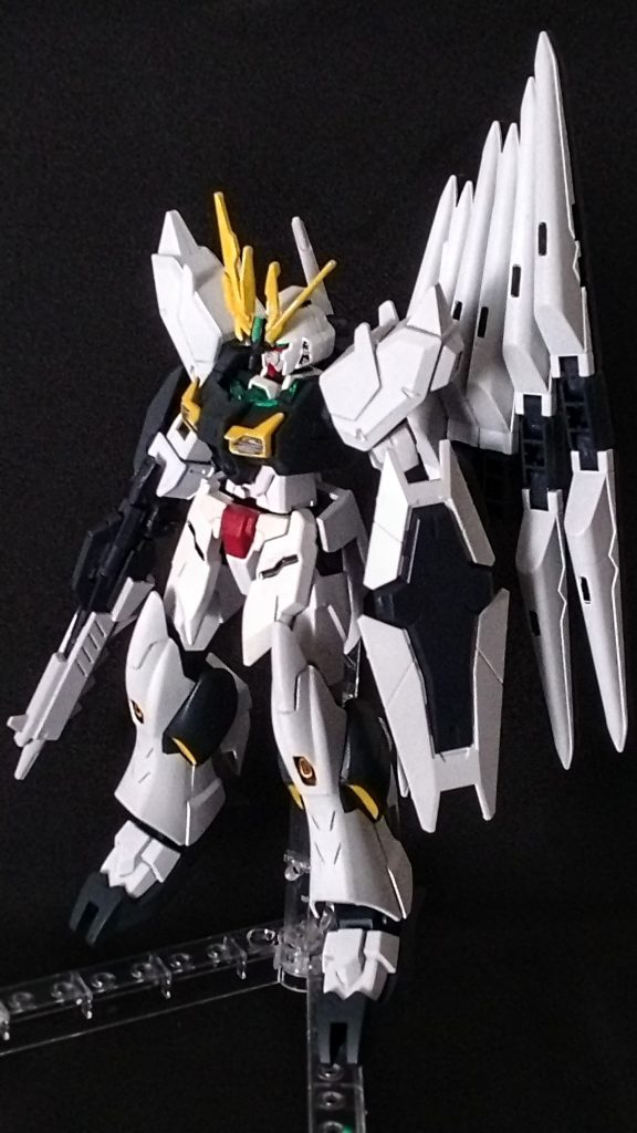 バックパックはサーベルx1 フィンファンネルx6の、The νガンダム 的な組み合わせ。  HWSのシールドがゴチャついているので、これが無いだけでも随分アッサリした印象になります。脛増加スラスターは脹ら脛側とスラスター側にネオジム仕込んでて着脱可能でありながらダボ等なしです。