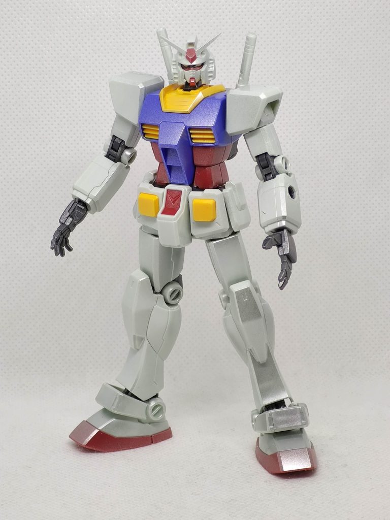 下地の色が変わらない程度に全体に薄くエアブラシでシルバーを塗装しました。使用した塗料は水性ホビーカラーのスーパーファインシルバー(シルバー粒子が細かい方)です。やりすぎると白じゃなく銀色の悪魔になるので、その辺が難しいです。これで武器とかは黒→ガンメタになります。