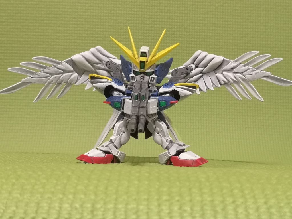 そのまま置いてもウイングで支えられるので、このくらいのポージングならできます今回のこだわりポイントはツインバスターライフルも両手で保持できるようした事SDは拳が大きいので加工しないと左右どちらかに偏っちゃう