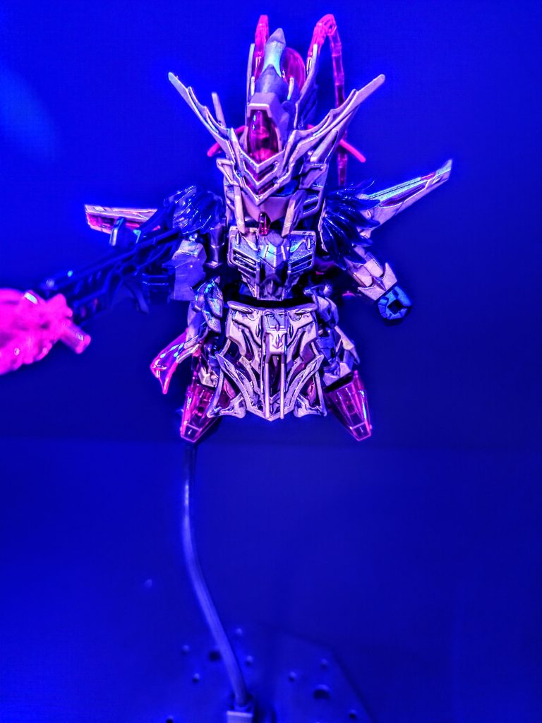 このシリーズ作ったことある方はわかるかと思うのですが、大量のシールが付属しているんですよねだがしかしこの周瑜には目のシールしか付いていないッ!すごい!ということで目のシールを貼って、ゴールドの部分は2色で色分けの部分筆塗りで仕上げました(それでも色足りてないです)本来スカート部分は1部青が必要です、ぜーんぶ金にしてやりました()