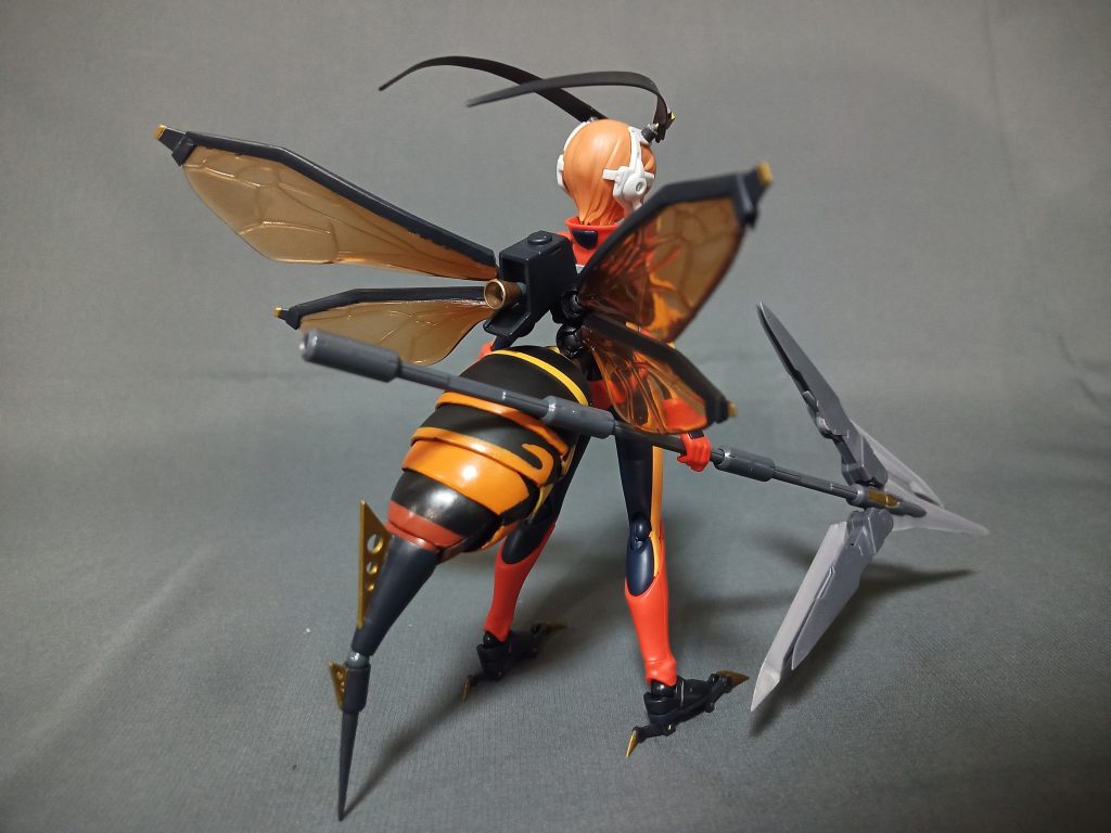 蜂パーツはガシャポンの「いきもの大図鑑すずめばち」シリーズを加工一応プルツーに付けるにあたり赤色っぽい蜂のパーツを新たに使いました^^;あ、それと蜂装備付ける際に嵌め込みで対応できない部分には両面テープでパーツくっ付けたのでプルツー本体は無加工です