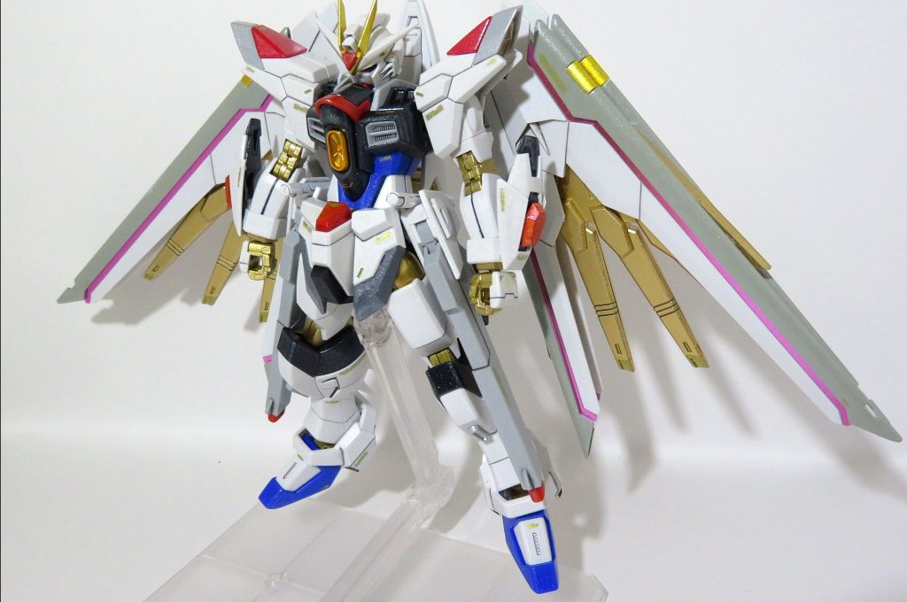 ゴールド部分はリアルメタリックグロスインジェクション採用ということでめちゃくちゃ綺麗でしたが、やはりウェルドラインがチラホラ気になったので、Mr.カラーのゴールドで全て塗装しました。