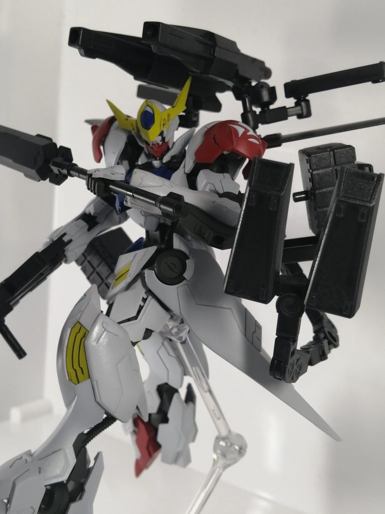 この大剣は手放せず。元気に左手で持ってもらいます