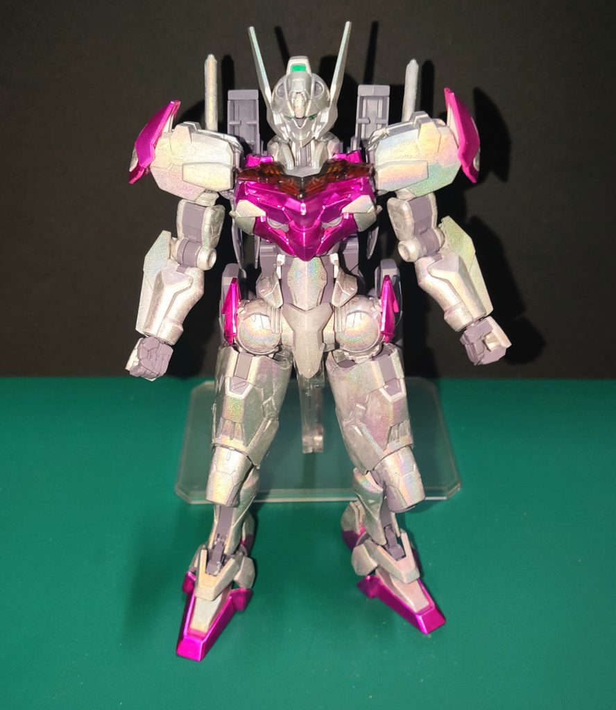 ガンダムマーカーの月光蝶ホロシルバーで塗ってみたのですが、光が当たると虹色に光って綺麗✨ただ表面処理は甘かったかもしれません(汗)筆で塗ったのは初めてなので、これからちょっとづつ上達出来るように頑張ります💪