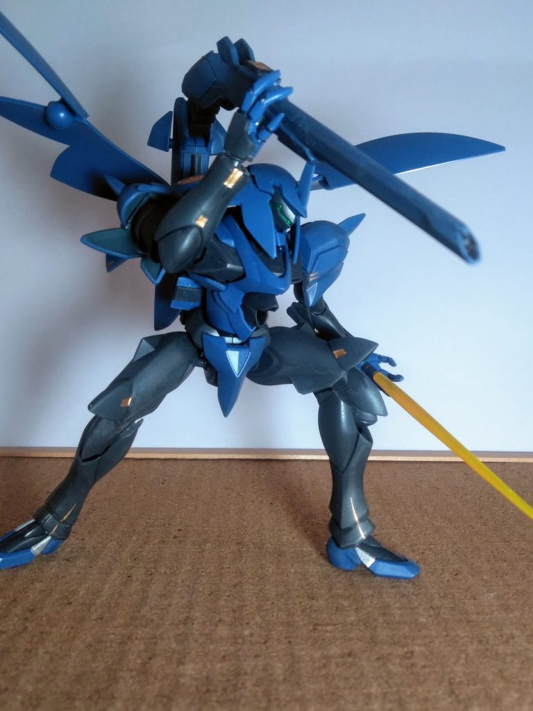 まるで尻尾の様な形状の『ビーム ライフル』😳⁉️飛行形態では尻尾になる大型のビーム砲 😅あっ!尻尾だった💦人型形態では背中から肩越しor腰だめに構えて発射形態を取ります☝️上のショット まぁ、描写的にはライフルというよりキャノンですかね 😚ビームを火炎放射器のように噴射することも可能の様です 🤩オモシロイ また取り外して使用する事も👍