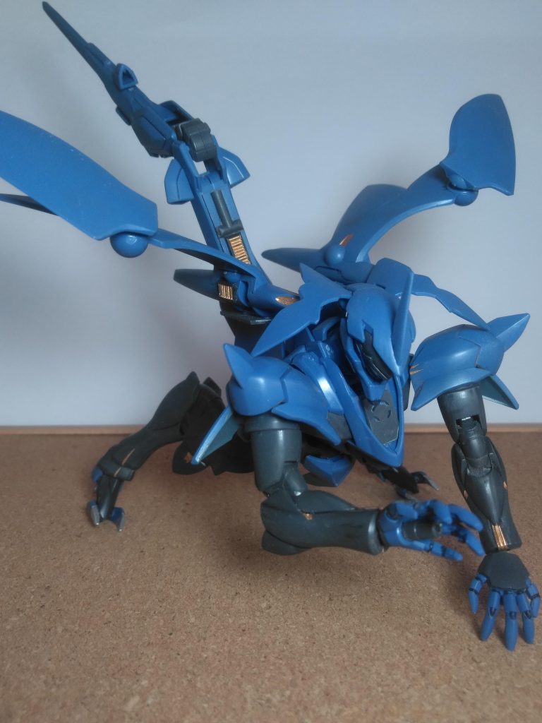 可変機なのでコンナ感じに変形です 😤💨腰部に折りたたまれた翼と脚部の爪や背部の尻尾を展開『ドラゴン型』とイウ高速飛行形態に 😍💖このままでも陸上戦闘に対応可能 👍バンノウ