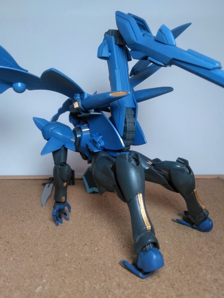 変形後の正面(見せたい面)以外が残念なのは「ガンダム世界」のアルアルですよね 😩⤵️コノ子達は飛行・巡航の際に紫の光を発しているのですが『光波推進システム』と呼ばれる機能で、当時の連邦製MSなどは比較にならない機動力を有するとの事 🧐ナゾシステム