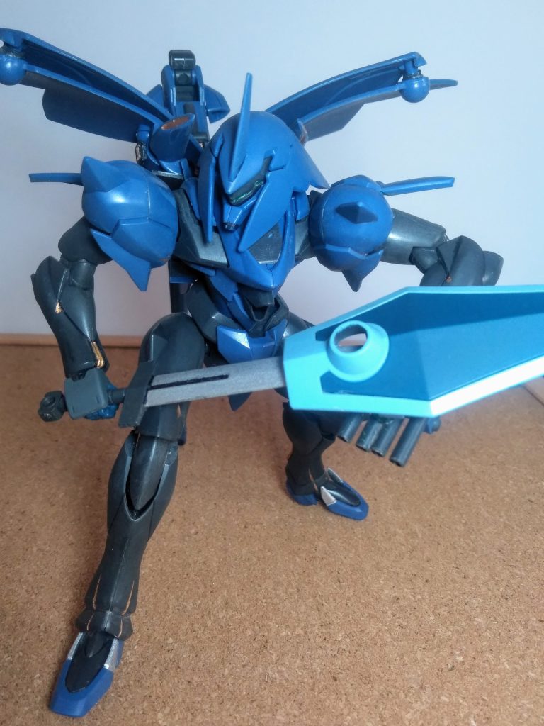 オット!忘れちゃイケない『ヒート・ソード』😊💘剣劇はロボットモノの「「「華」」」ですモノね 😋💕 『ヴェイガン』の住民は中東の民族衣装の様な服を着用、コロニー内の街並みも中東のような石造りのものとなっています 🤔ナンデ?チュウトウ??また端末などの表記には独特なフォントのアルファベットが使用されており、数字表記にはローマ数字を用います 🤨