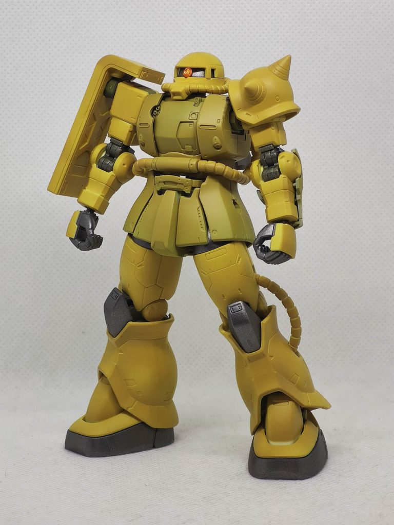 ベースカラーを塗装。サフ無しで塗ってるので成形色の明暗が少し残ってますね。