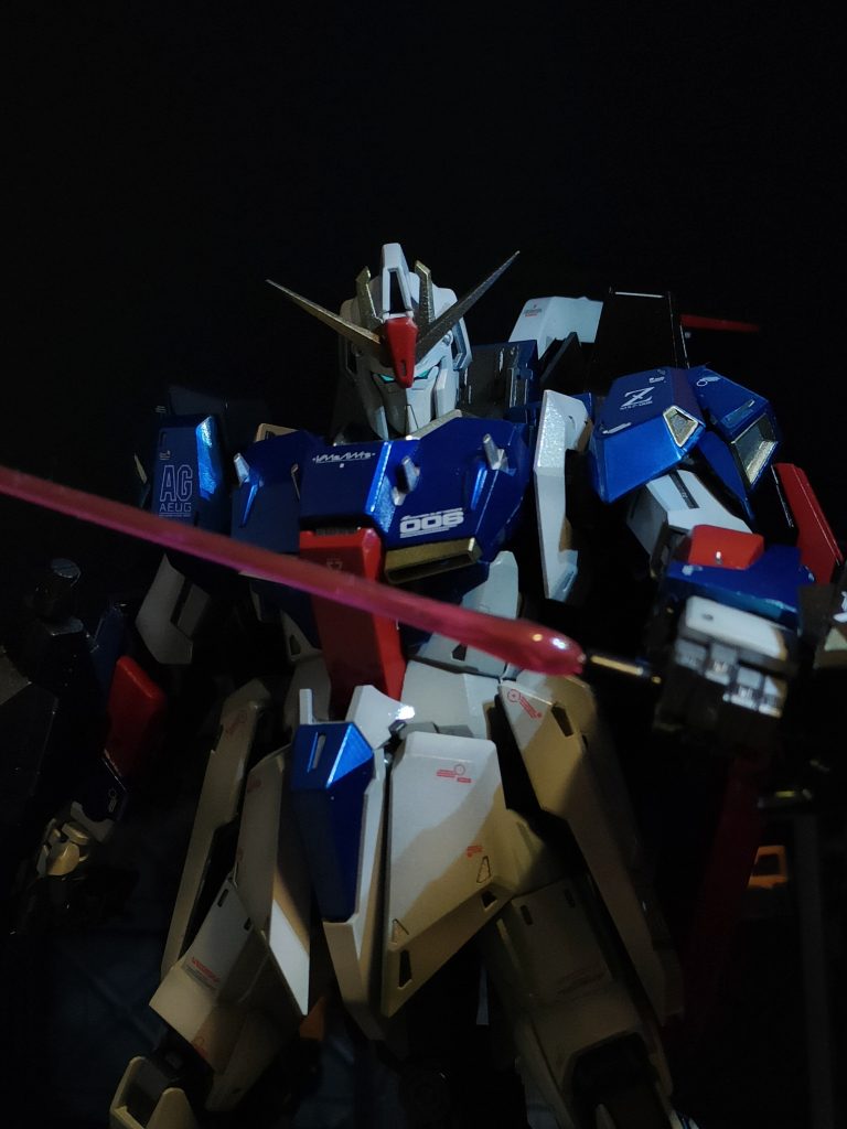 壁紙に使った元画像。暗闇に浮かび上がるゼータのシルエットがカッコイイ。カメラアイなどの発光は蛍光塗料によるものです。以上、ご覧いただきありがとうございました。