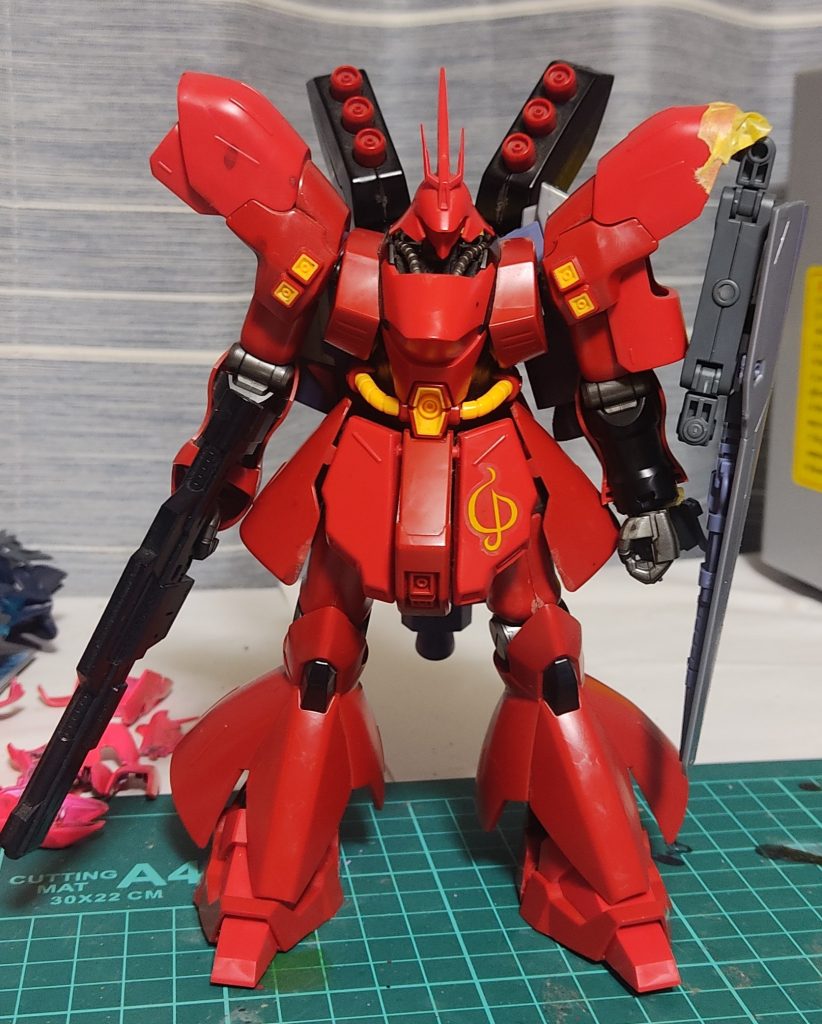 🔧 改造ポイント①：腕回り＆肩のギミック✅ 両肩に盾を追加！👉 「スリムだけど防御力もしっかりある機体」が好き なので、思い切って追加！✅ ミッションパックの変形機構の腕を付け足し、肩を下ろせるように加工！👉 これにより… 「次の改で変形できるかも…？」 というワクワクを込めています(笑)