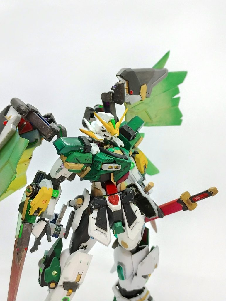 最終話で「コロニー動力炉と一体化したデビルガンダムが、石破ラブラブ天驚拳によって胴体をブチ抜かれ爆発」…でとどめを刺されたデビルガンダム。このデビルガンダムの次世代ユニットを想定してミキシングを進めました。デビルガンダム自己進化の過程で「次世代のデビルガンダムが生み出されていたら」というIFはゲーム等で語られがちです。今回は、デビルガンダムがドモンカッシュたちとの闘いの記録を経ることで「次世代機が