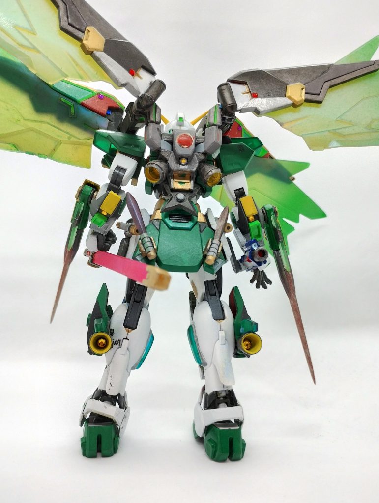 背面。武器満載です。腰後部にはクナイ2本&手裏剣。両腰のビームソード基部に加えて、左腰には日本刀の鞘、右腰には拳銃(ハンドガン)。様々な状況に対応できる多彩な武装を備えています。攻防クロークユニット・ヤーデアイゼンは、ウィングでもありシールドでもあり、なおかつゴッドガンダムのようなエネルギーフィールド発生装置のような役割も兼ねている設定です。脚部には大型のバーニア。デビルガンダム脚部のフジツボっぽいゴツゴツを表現したかったんですがMS体形との相性がとにかく悪く、こういう表現方法に。