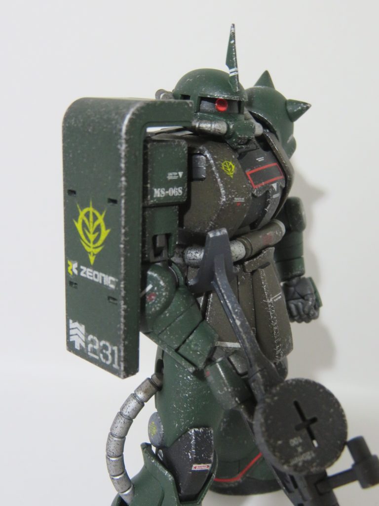 肩のシールドが良い感じに仕上がったと思ったら、デカールが浮いてきている…(;´д`)頭部のヘルメットは、指揮官用のヘルメットパーツを紛失してしまったので、一般機のヘルメットパーツに加工したアンテナを貼り付けました。