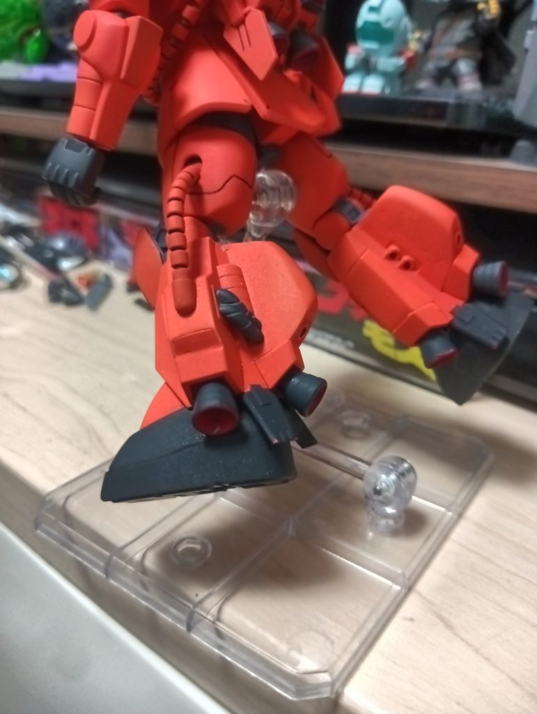 脚部をパテで形状変更してます