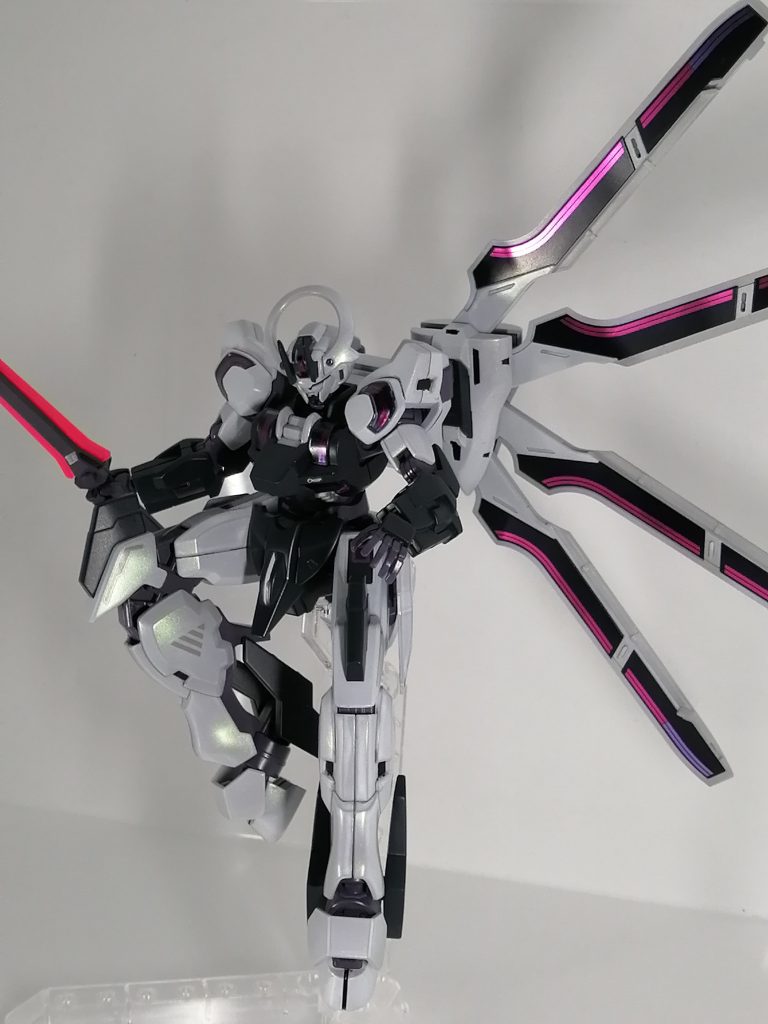 パケ絵に近いポーズ。浮遊してる感じがこの機体は似合いますねー