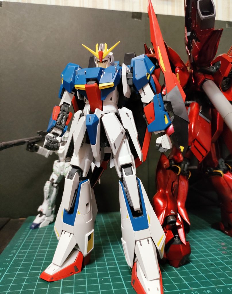 素組です。十分カッコイイ!けど顔が細すぎなのとC面が少なくパキパキな感じ。顔は頬を0.8ミリほど削り、各所C面入れました。(このとき脛と足の甲の接触に気がつくべきでした。)