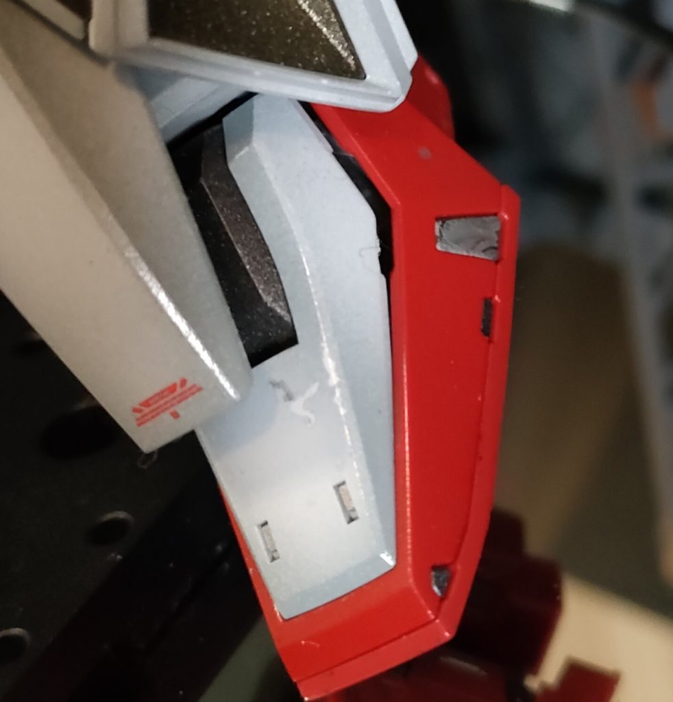 足の甲部分に脛アーマーがこすれ、塗装が剥げてしまいました。ここは脛アーマーの可動域広げるなり短くするなりの工夫をするべきでした😩