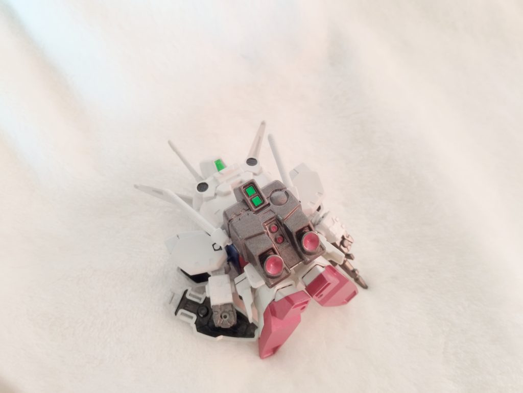 ちょっと立てなかったので…倒れてますが後ろも、ツインアイやセンサー類の緑はシールを使っています。また後ろのセンサーのシールは付属していなかったので、sdexのデスサイズから拝借しました