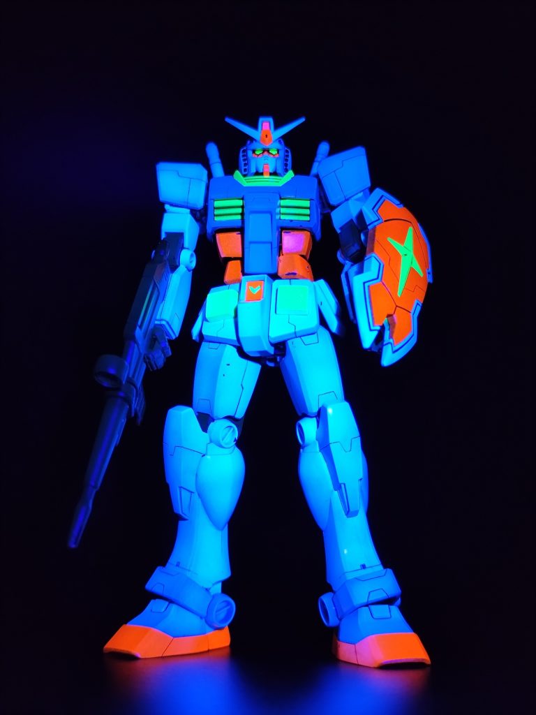 ブラックライトでの撮影わかりにくいですがビームライフルや関節部もうっすら発光しています