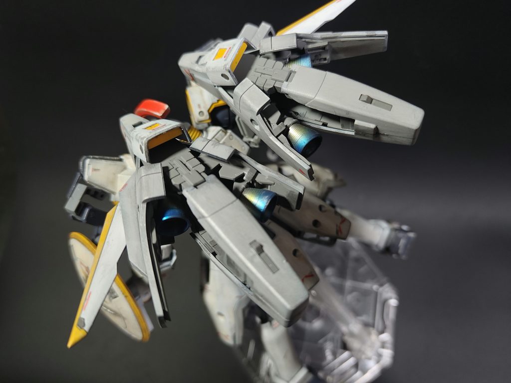 バックパック展開。バーニアは焼けたようなグラデーション塗装をしてみました。難しかったです。こんな小さいパーツに細かいグラデーションとか皆さんどうやってるんですかね。