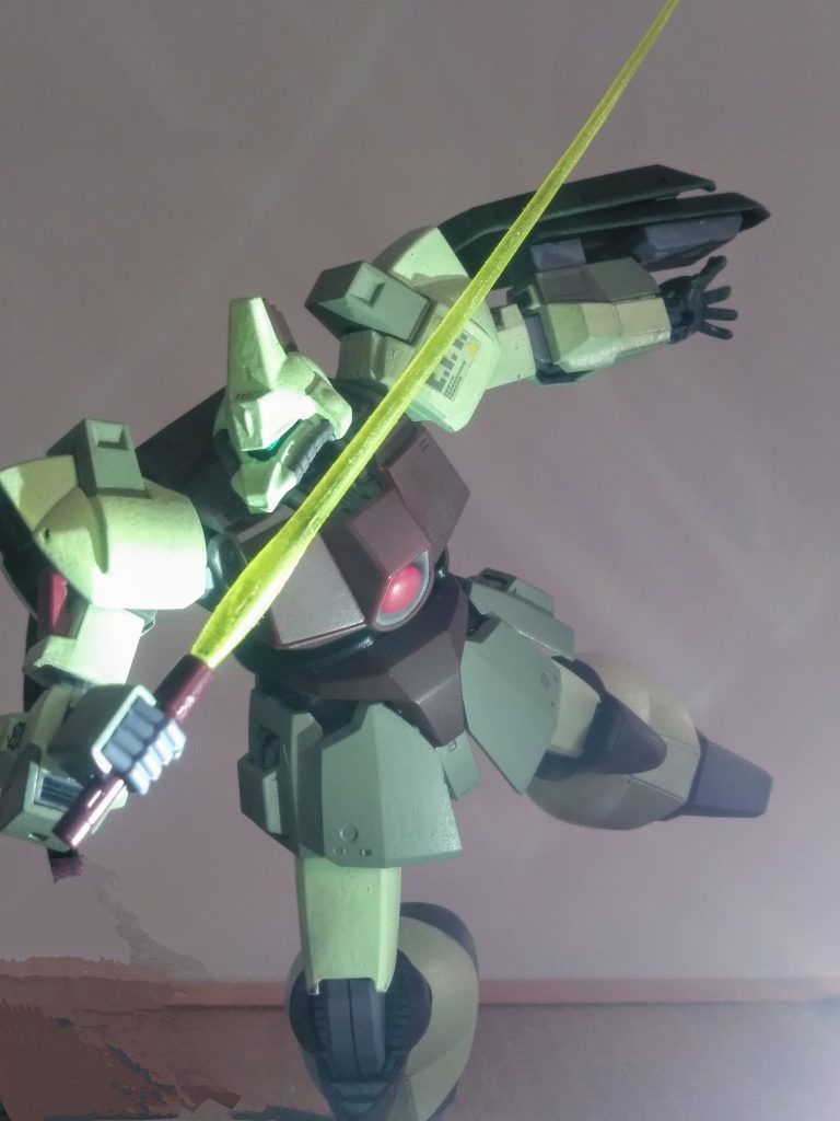 ハイハイ!!無念を切り捨てる様に『ビーム サーベル抜刀』ですヨっ❗ 😆👍肩の上部の凸部が開いてサーベルを引っ張り?出します ✨😁✨キチンとキットでもアクションポーズが可能なのが嬉しいトコロ 🎵😍🎵