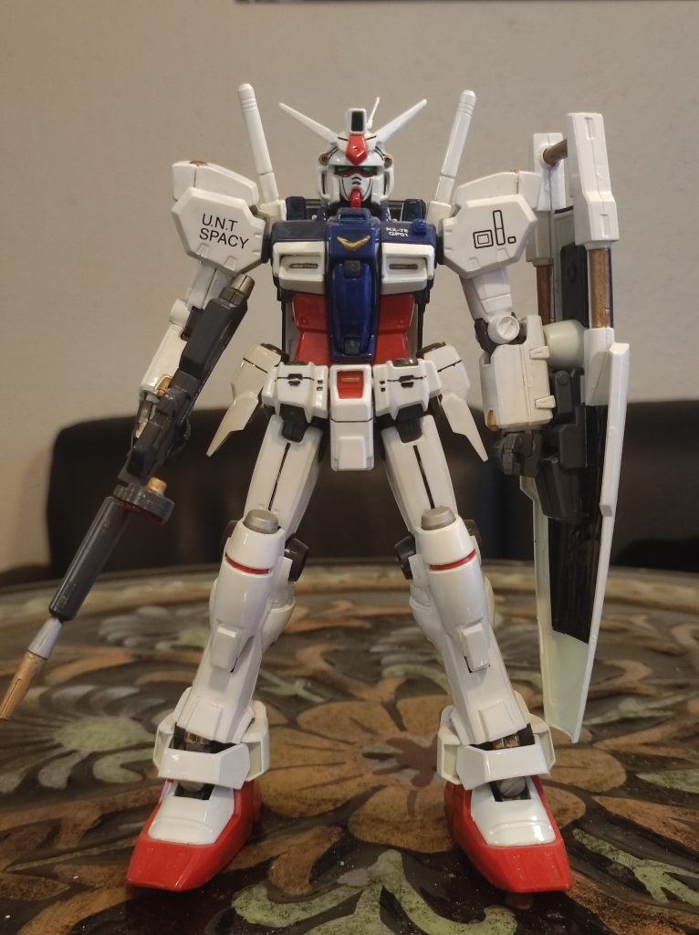 最近光沢白(Mr. Colour 1番)は気に入ります。メタリック系塗料と合わせて主人公機のかっこいい雰囲気を引き上げると思います。みんなさんの作品を参考にしてシールドの裏側を黒にすることだけで情報量が増えるみたいと感じます。みんなさんありがとう。