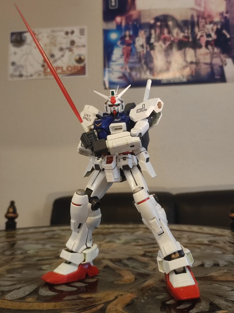 アルビオンを見学した時目の前に試作二号機を強奪したガドーを止めるコウ。旧MGなのに、彼の初陣でビームサーベルを両手持ちもできるのは思いませんでした。