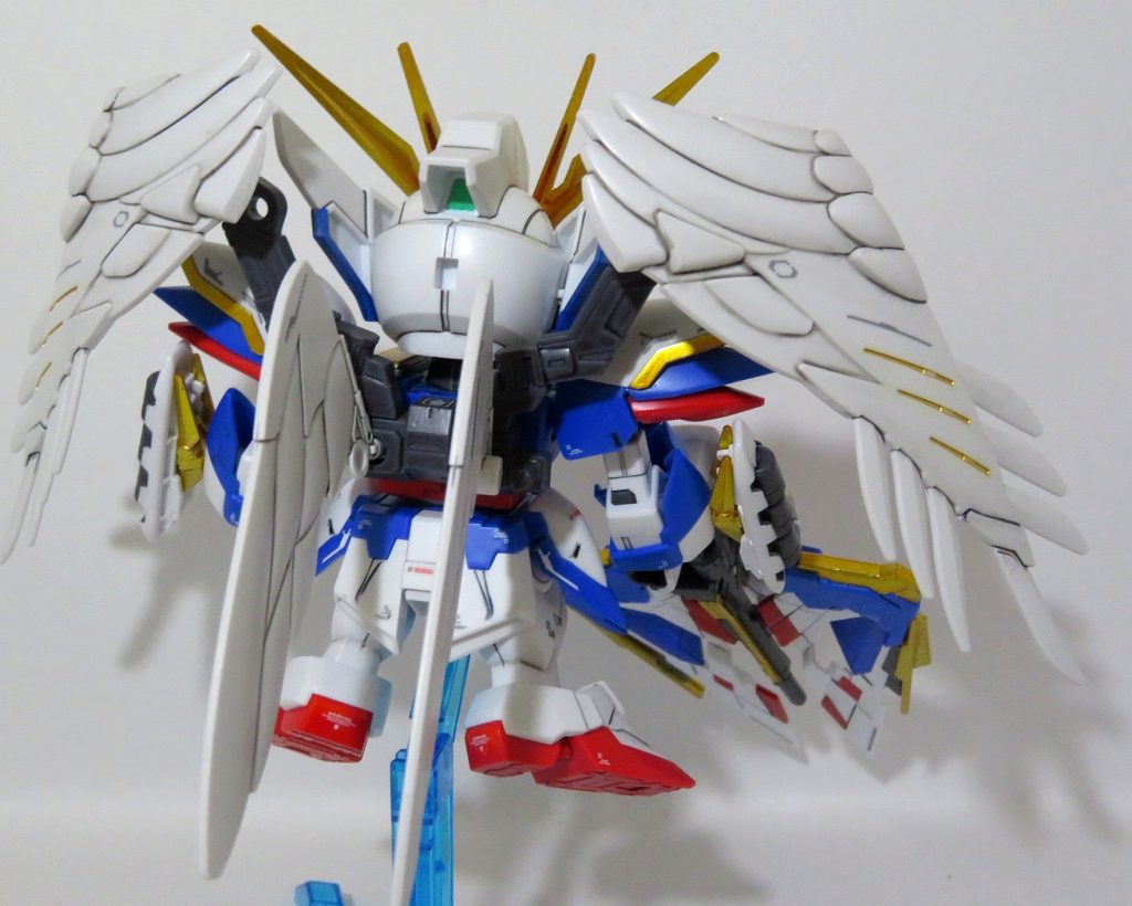 また、SDEXウイングガンダムゼロ(EW版)のバックパックは、そのままではウイングガンダムには装着できません。なのでウイングバインダーのバックパック接続ピンを切り落とし、ピン周辺の肉抜き穴を厚めのプラ板で塞いでバックパック全体をグレーに塗装したあと、ウイングガンダム側の背中に接着しました。