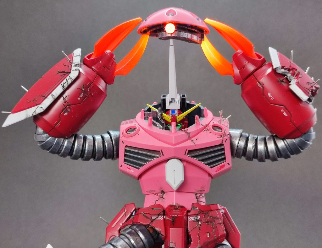 今回の反省点:・ダメージヘッドはもっと隠者ヘッドの右側隠れるように大きめに割っても良かったかも?・深く考えずヤスったためカカトや腕のモールドの一部もミスって消してしまった。だってカカトの横線、パーティングラインにしか見えなかったんだもん…・隠者ヘッド、肘、膝裏のパーツはマルーンで塗りましたが、思ってた以上にメインの赤と差がなく塗り分けた意味が殆ど無かった… ピンクでも混ぜたら良かったと思います。・胸の白いパーツや股間のノズルの内側を水性ホビーカラーで部分塗装した後、マジックリンだと洗剤残りがありそうだなと水性薄め液で拭き取ったところ、うっすらだけどラッカー塗膜も剥がれてしまった。どうやら水性薄め液も弱いとはいえ有機溶剤入りなのであまりよろしくないそうなので、今後は横着せずにマジックリン→アルカリ電解水で拭き上げにしようと思いました。・処理を忘れないようにゲート跡にマジック塗ってたのですが、何故かゲート跡より削ってるはずなのにマジックの黒が消えない→まあ塗装すれば消えるやろで塗装強行→サフレスなのもあって全然消えない で超厚塗りor塗装後に極太モールド追加してマジック跡消す羽目に…・爪は他の白パーツとの差を出したくて白多め+シルバー少なめで塗装したりトップコートのツヤを変えてみたりしましたが、あんまり違いが感じられなかったので普通にシルバーで塗装orシルバー+白微量の方が良かった気がしますそのうちようつべで見かけたライフリハリセンボンもしてみたいですね…見てくださりありがとうございました。